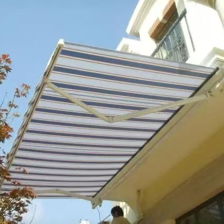Comment les stores extérieurs à enroulement de type auvent équilibrent-ils la résistance au vent, la ventilation et la durée de vie à long terme en extérieur ?