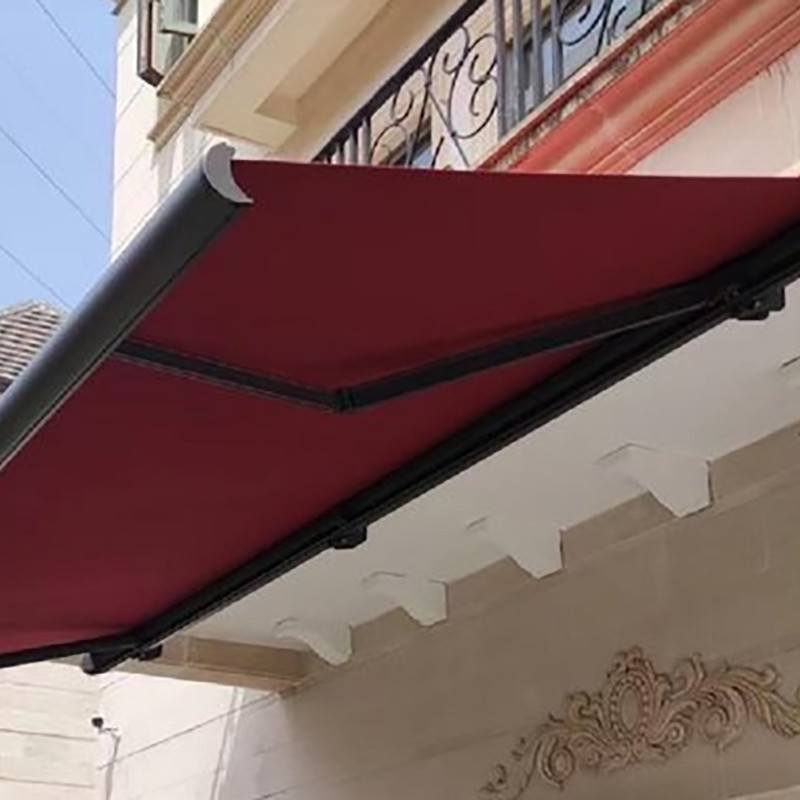 Écran solaire enroulable extérieur sur rail de support articulé